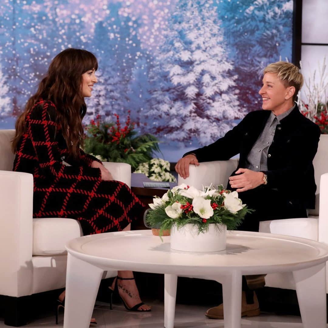 E! Onlineさんのインスタグラム写真 - (E! OnlineInstagram)「"Actually, no. That's not the truth, Ellen." Happy one-year anniversary to the greatest interview to ever grace our TV screens. Re-watch Dakota Johnson & Ellen DeGeneres' iconic fifty shades of awkward interview at the link in our bio. (📷: Warner Bros.)」11月28日 7時00分 - enews