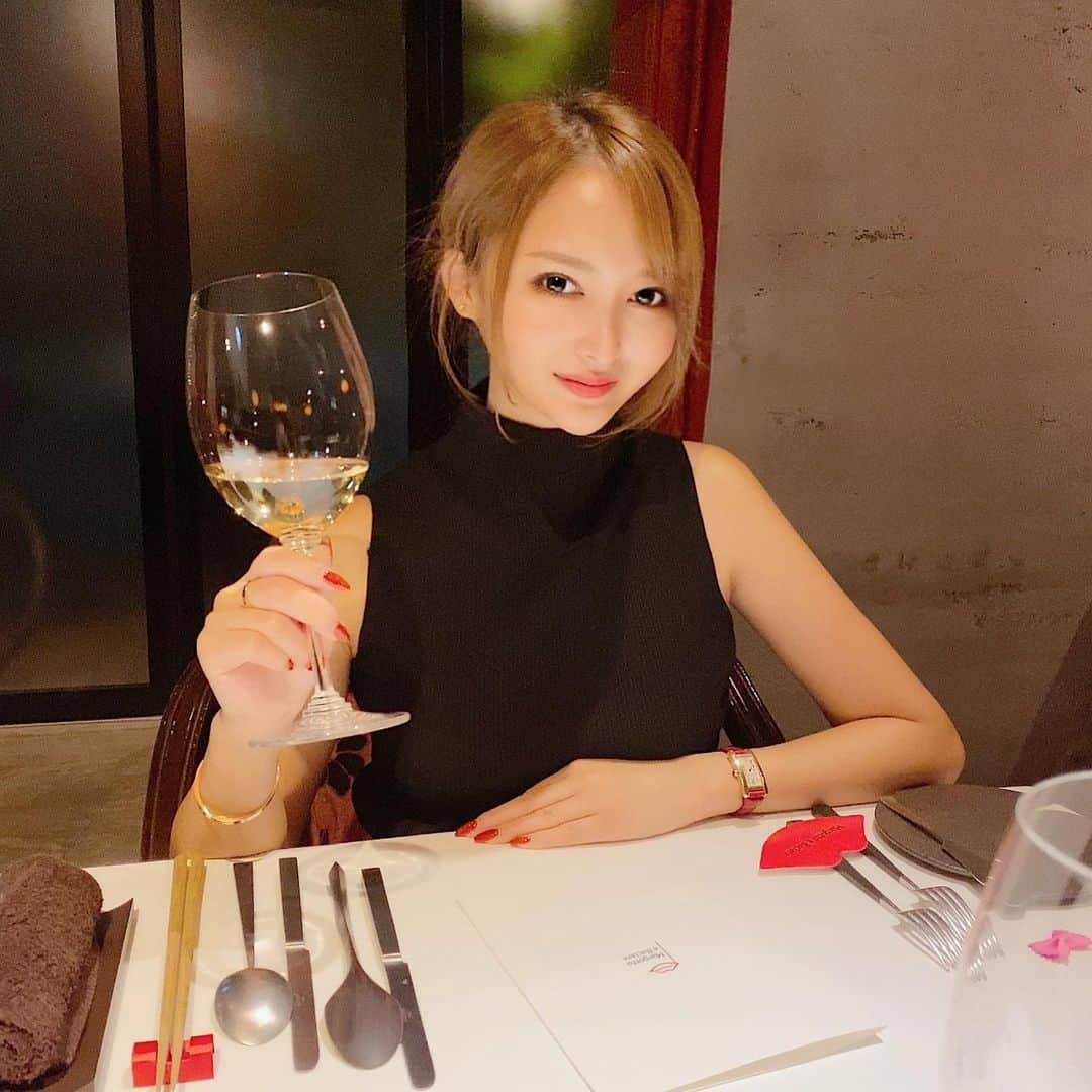 いちかのインスタグラム：「_  かんぱーい🥂⸝⋆  お酒はよわいです^ ^ たぶん！笑   ここのお店 女の子が好きそうな可愛い雰囲気だった💕        #マルゴットエバッチャーレ  #フレンチ #トリュフ #dinner  #六本木 #西麻布 #歌舞伎町 #roppongi #nishiazabu  #キャバ嬢 #ホステス #乾杯 #白ワイン #シャンパン #champagne #アプリ詐欺 #beautycam #架空の人物」