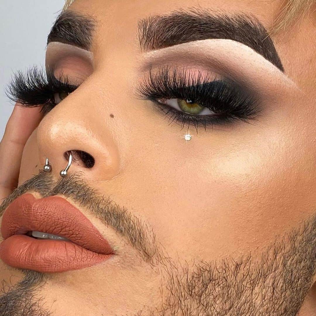 Jeffree Star Cosmeticsさんのインスタグラム写真 - (Jeffree Star CosmeticsInstagram)「@elio.icon created this flawless glam using our #ORGY eyeshadow palette & #velourliquidlipstick in the shade Leo 🤎   #jeffreestarcosmetics」11月28日 7時03分 - jeffreestarcosmetics