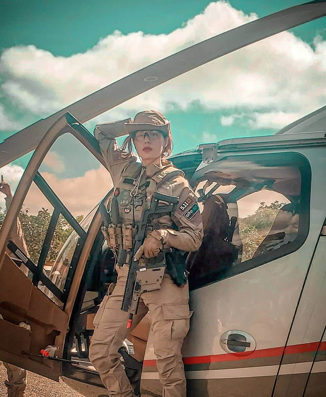 Anna Vargasさんのインスタグラム写真 - (Anna VargasInstagram)「GET TO THE CHOPPA!!!✊🏻 Esse spot é sempre muito concorrido antes do jogo da Cascavel... Não saiu uma foto que prestasse e eu queria ir logo pra base encontrar o meu squad. Mas fica aí o registro de mais um atrativo desse evento: Tem até rolê de helicóptero e a chance de largar bolinha no lombo dos amigos lá de cima! (Né @lucasvol ? Fiquei sabendo que rolou fogo amigo por aí... 🤣🤣🤣). @fabebsb #cascavel5 #operacaocascavel . Parceiros: EQUIPAMENTOS TÁTICOS: @511tacticalbrasil . MUNIÇÃO: @spartanairsoftmunition . TREINAMENTOS TÁTICOS: @fhtreinamentosespeciais . MIRAS: @mundomira . PATCHES BORDADOS: @1ciadistintivosoficial . SITES: @sitevipinternet . CAMISETAS: @teamsix.brasil . #airsoft #airsoftbrasil #milsim #airsoftgirl #tactical #tacticool #military #airsoftcommunity #girlsandguns #chopper #gettothechoppa」11月28日 7時04分 - myst.shots