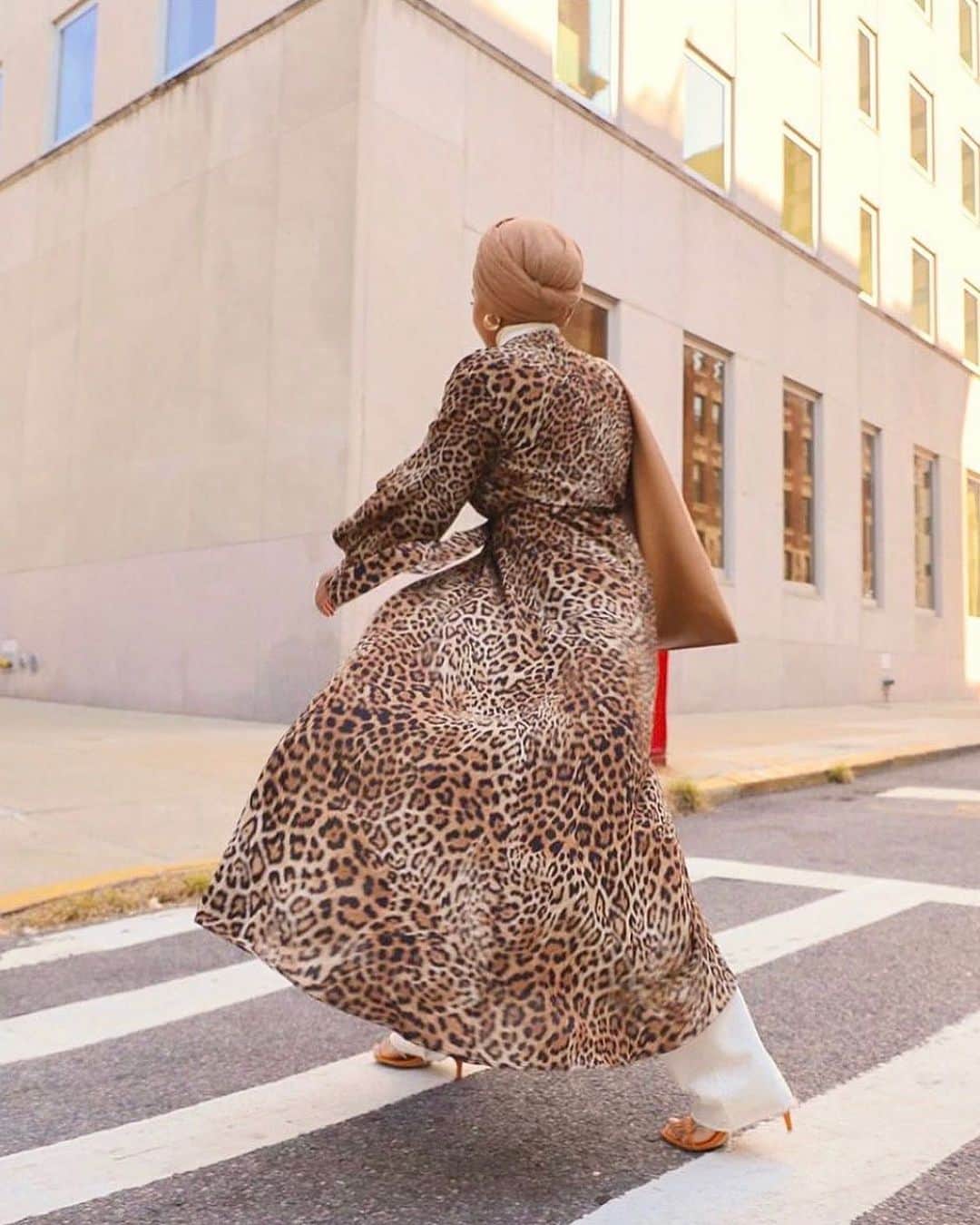 イブテハージ・ムハンマドのインスタグラム：「Heading over to the big @louellashop sale, because we need to normalize supporting small business. Especially those who l manufacture domestically and use ethical and fair trade practices to empower women. Starting our own clothing company was the easy part— staying committed to leaving a lasting positive impact on our local and global communities is what keeps us going ✨ #buyBlack  Wearing @louellashop Leopard Maxi Cardigan. Save 30% OFF site wide at LouellaShop.com with code THANKS30」