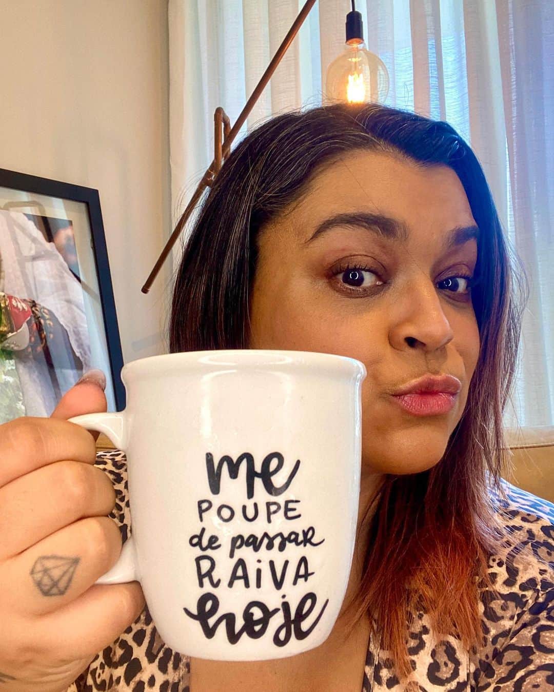 Preta Gilのインスタグラム：「Sextouuuu meus amores! Eu tô só a minha caneca, vendo a galera no meu feed fazendo aglomeração!  Por aqui foi uma semana de muito trabalho e mudança de casa, mas agora tô aqui bem guardadinha.  Vamos nos cuidar! Cuide de você, de quem você ama e do próximo também, evitem saídas desnecessárias.  Bom fim de semana para todos 💜」