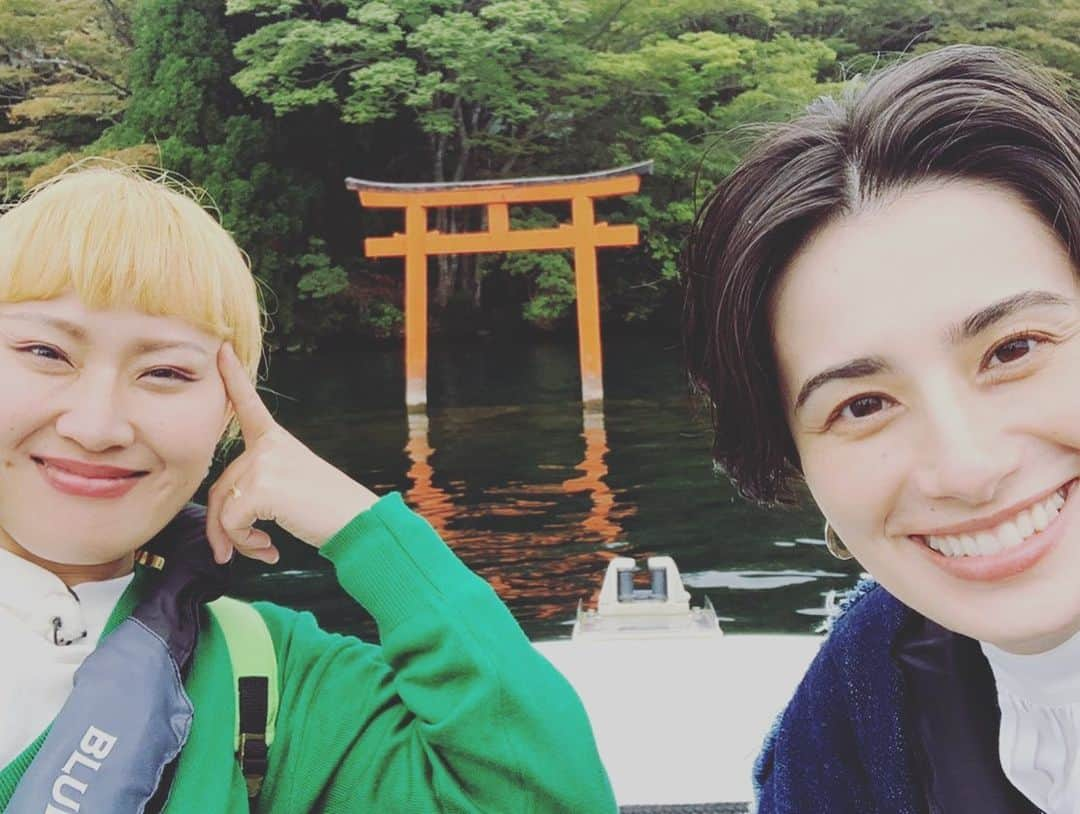 丸山桂里奈さんのインスタグラム写真 - (丸山桂里奈Instagram)「沸騰ワードで、ホラン千秋ちゃんと箱根旅に行きました。 な、な、なんと弾丸で１日です🚌 いつも沸騰ワードでは、『熱々に取り憑かれたり』あこちゃんの『コストコに取り憑かれたり』と取り憑かれに取り憑かれてますが、今回は『段取りに取り憑かれた』というぜんぶ時間を考えて行動するというほぼ時計なんじゃないかなて勢いのホランちゃんに旅を計画してもらい行きました〜 ホランちゃんはほぼテレビ局に住んでると思ってたので、正直テレビ局からでている、ましてやロケをしているホランちゃんてだけでかなーりレアではありましたが、そこに段取りが重なりほぼ私の骨が騒がしく忙しかったです🙇‍♀️🙇‍♀️🙇‍♀️ ですが、毎日の中でなかなか遠出することがあまりなかったのと、沢山のおもてなしをしてもらったのでら21の願い全て叶えてもらい、幸せはほぼ頭の上にのりました🌤 最高の時間、空間になりました。 本並さんにも黒卵を食べさせたので🥚🥚🥚🥚🥚🥚🥚🥚🥚🥚完璧です👫🌹❤️ ホランちゃんはじめ、沸騰ワードのスタッフのみなさま、ありがとうございました😊そして、段取りという段と、あとは時計たちにも感謝です👍👍👍  #沸騰ワード #ホラン千秋ちゃん #ホーちゃん #めちゃ脳みそが詰まってる #正反対タイプ #時計の針みたい #年下なのに年上 #いつも引っ張ってくれます #顔の彫り方本並さん #木彫り寄り #いつもありがとう #love #スタッフさんみなさまありがとうございました #ぜひ今度は5個周るにしましょう #いい意味で #インスタバエ」11月28日 7時20分 - karinamaruyama