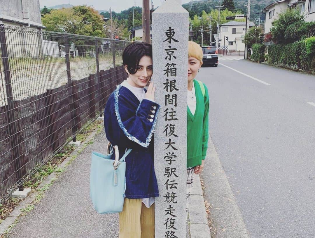 丸山桂里奈さんのインスタグラム写真 - (丸山桂里奈Instagram)「沸騰ワードで、ホラン千秋ちゃんと箱根旅に行きました。 な、な、なんと弾丸で１日です🚌 いつも沸騰ワードでは、『熱々に取り憑かれたり』あこちゃんの『コストコに取り憑かれたり』と取り憑かれに取り憑かれてますが、今回は『段取りに取り憑かれた』というぜんぶ時間を考えて行動するというほぼ時計なんじゃないかなて勢いのホランちゃんに旅を計画してもらい行きました〜 ホランちゃんはほぼテレビ局に住んでると思ってたので、正直テレビ局からでている、ましてやロケをしているホランちゃんてだけでかなーりレアではありましたが、そこに段取りが重なりほぼ私の骨が騒がしく忙しかったです🙇‍♀️🙇‍♀️🙇‍♀️ ですが、毎日の中でなかなか遠出することがあまりなかったのと、沢山のおもてなしをしてもらったのでら21の願い全て叶えてもらい、幸せはほぼ頭の上にのりました🌤 最高の時間、空間になりました。 本並さんにも黒卵を食べさせたので🥚🥚🥚🥚🥚🥚🥚🥚🥚🥚完璧です👫🌹❤️ ホランちゃんはじめ、沸騰ワードのスタッフのみなさま、ありがとうございました😊そして、段取りという段と、あとは時計たちにも感謝です👍👍👍  #沸騰ワード #ホラン千秋ちゃん #ホーちゃん #めちゃ脳みそが詰まってる #正反対タイプ #時計の針みたい #年下なのに年上 #いつも引っ張ってくれます #顔の彫り方本並さん #木彫り寄り #いつもありがとう #love #スタッフさんみなさまありがとうございました #ぜひ今度は5個周るにしましょう #いい意味で #インスタバエ」11月28日 7時20分 - karinamaruyama