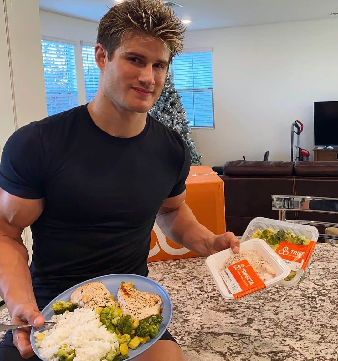セージ・ノースカットのインスタグラム：「FREE Chicken for life and 40% off for new customers today for Black Friday with @trifecta Don’t miss out! Everything comes pre-cooked and is so easy!」