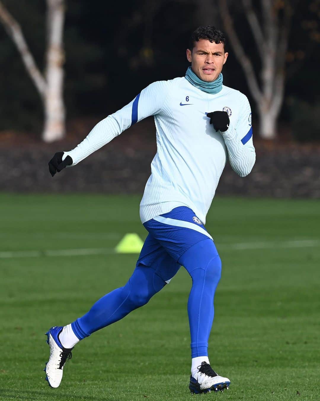 チアゴ・シルヴァのインスタグラム：「🇧🇷 Preparando pro clássico #PremierLeague  🇬🇧 Getting ready for the derby #PremierLeague  • • • #ThiagoSilva #OhhThiagoSilva #CFC #Chelsea #FamiliaSilva #ChelseaFC #London #LondonCalling #Londres #UnitedKingdom #England #Inglaterra #ThiagoIsBlue #WeAreBlue #ChelseaFans #BluesForever #cfcfans #chelseafootballclub #Chelseafcfans #washyourhands #lavezvouslesmains #LaveAsMaos #StopCorona #CoronaOut #StopCovid #Training #TrainingDay」