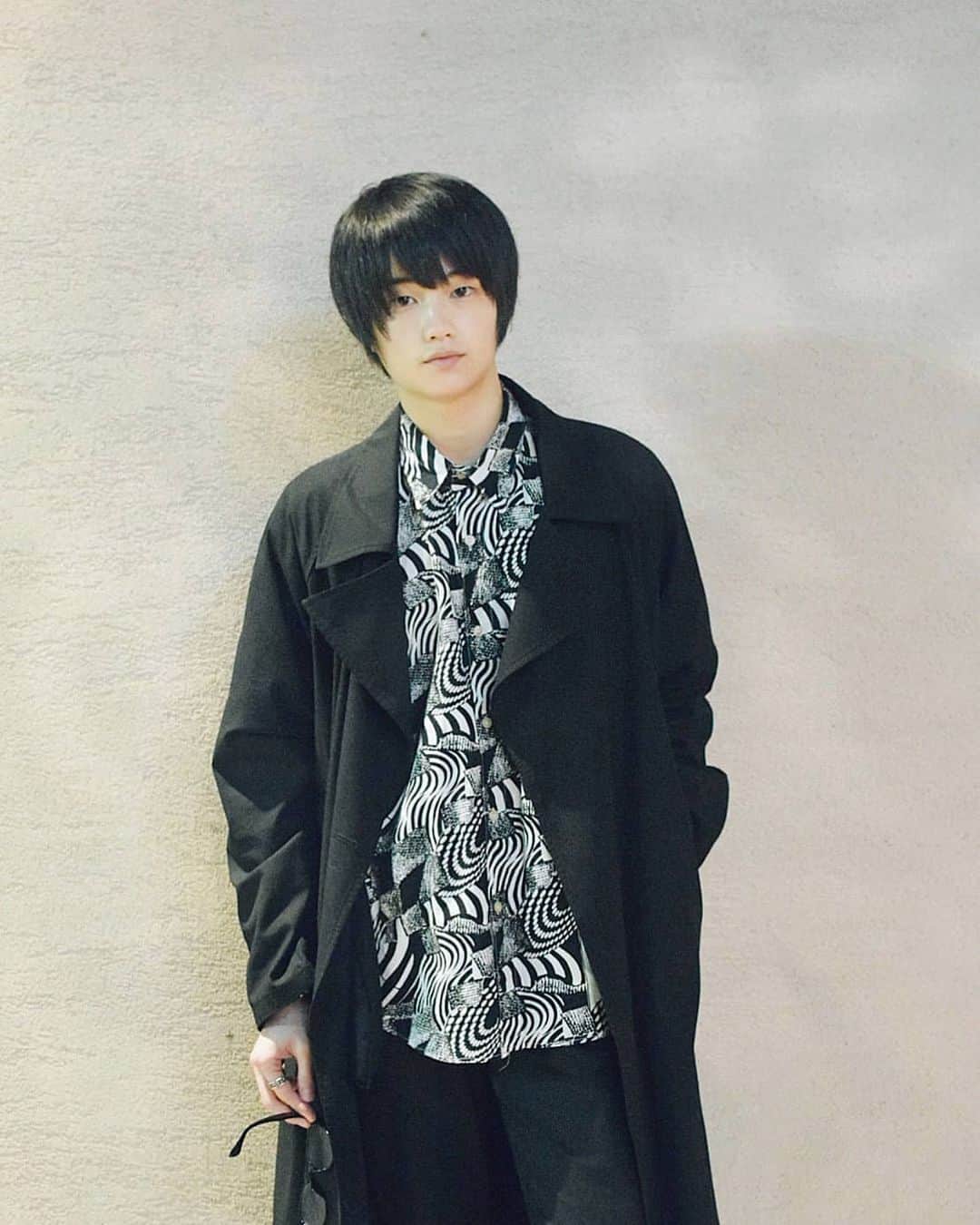 外山将平のインスタグラム：「おはようございます！ 朝すっかり冷えますね☃ 暖かくして体調崩さないようにです！ お仕事の方も､お休みの方も良い日になりますように。  #おはよう #goodmorning  photo by:key #photooftheday#camera#portrait#model#外山将平#役者#俳優#今日の外山#ootd#Nikon#美肌#一重 #写真#撮影#カメラ#ポートレート#ファインダー越しの私の世界#カメラ好きな人と繋がりたい#筋トレ#作品撮り#黒髪#メガネ男子#ブラックコーデ#秋#autumn#fashion#instagood#被写体モデル」