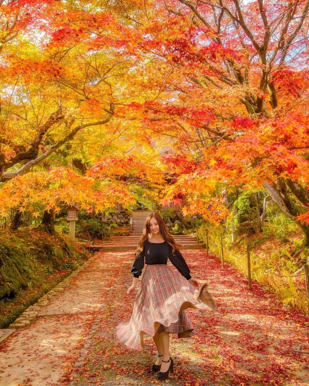 のインスタグラム：「🍂🍁  紅葉でスカートひらり🍃  みなさん良い週末を♡  🌸  🌸  @erika520anko  シャッターありがとう♡ 🌸  ❤ 🌸   ・  #daily_photo_jpn  #team_jp_ #IG_PHOS#japan_daytime_view#ポートレート #被写体 #genic_mag#instagram#IGersJP #retrip_nippon #hubsplanet  #カメラ女子 #カメラ好きな人と繋がりたい #ファッション #ファインダー越しの私の世界 #サロンモデル#tokyocameraclub #awesome_earthpix  #タビジョ#art_of_japan_ #hellofrom #ビジョビ #whim_member #earth_portraits #紅葉#japan_of_insta#retrip_nippon #写真撮ってる人と繋がりたい#gpw_members_only」