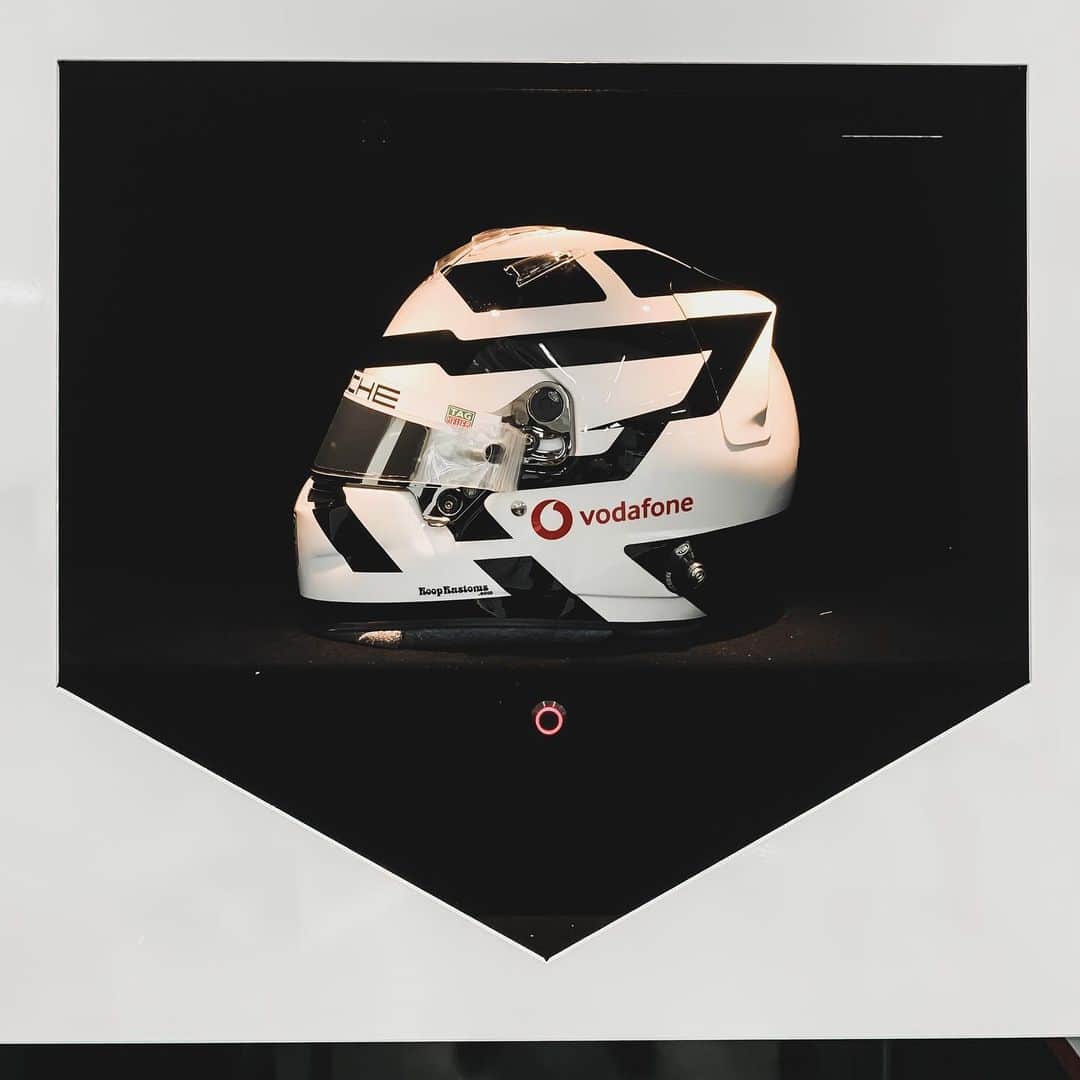 アンドレ・ロッテラーのインスタグラム：「Always love a new helmet day and especially this time as I’m joining the @bellracinghq Team !! Thank you Arai for your support since 2003! Like it ?? Art by @koop_kustoms」