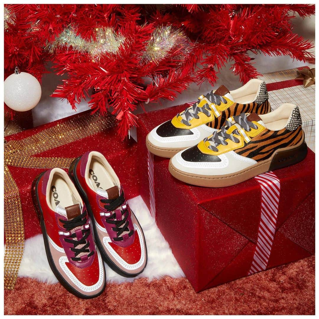 コーチさんのインスタグラム写真 - (コーチInstagram)「Personalized pairs, aka, gifts that go the extra mile. Customize our CitySole sneakers via the link in bio. #CoachCitySole #CoachHoliday #CoachNY」11月28日 7時51分 - coach