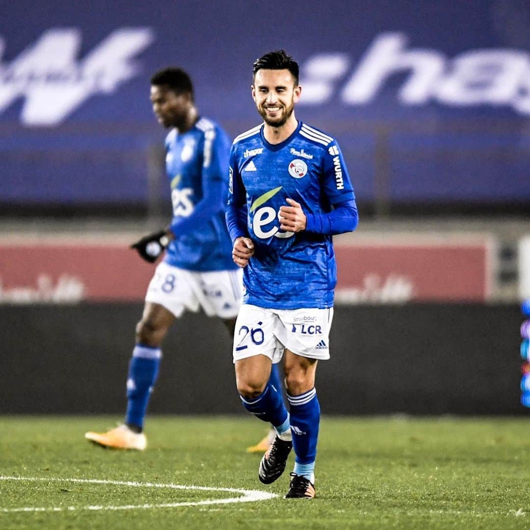 リーグ・アンさんのインスタグラム写真 - (リーグ・アンInstagram)「🆚 #RCSASRFC (1-1) ❌Réduit à 10, le @rcsa a tenu bon face aux nombreuses attaques du @staderennaisfc 💪 !  Strasbourg hold on against Rennes despite going down to ten men! • • #Ligue1UberEats #RCSA #RCStrasbourgAlsace #SRFC #StadeRennais #StadedelaMeinau」11月28日 8時06分 - ligue1ubereats