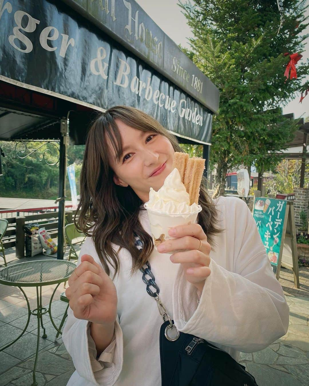 渕上彩夏さんのインスタグラム写真 - (渕上彩夏Instagram)「. . おはようございます！  くまパワプラスのロケの合間に食べた チュロス&ソフトクリーム美味しかった🍦  という事で今日のくまパワプラスはハンズマン特集。 江津湖でロケでした✨  アヒルさんボートをこいだり 火をおこしたり 鍋を食べたり 後ろ姿に違和感がある洋平さんがいたり  笑  江藤ボートハウスさん ありがとうございました☺️  この後9:30〜 KABです！！  #くまパワプラス #江津湖 #熊本 #熊本よかとこ #kab #ハンズマン」11月28日 8時00分 - ayakafuchigami725