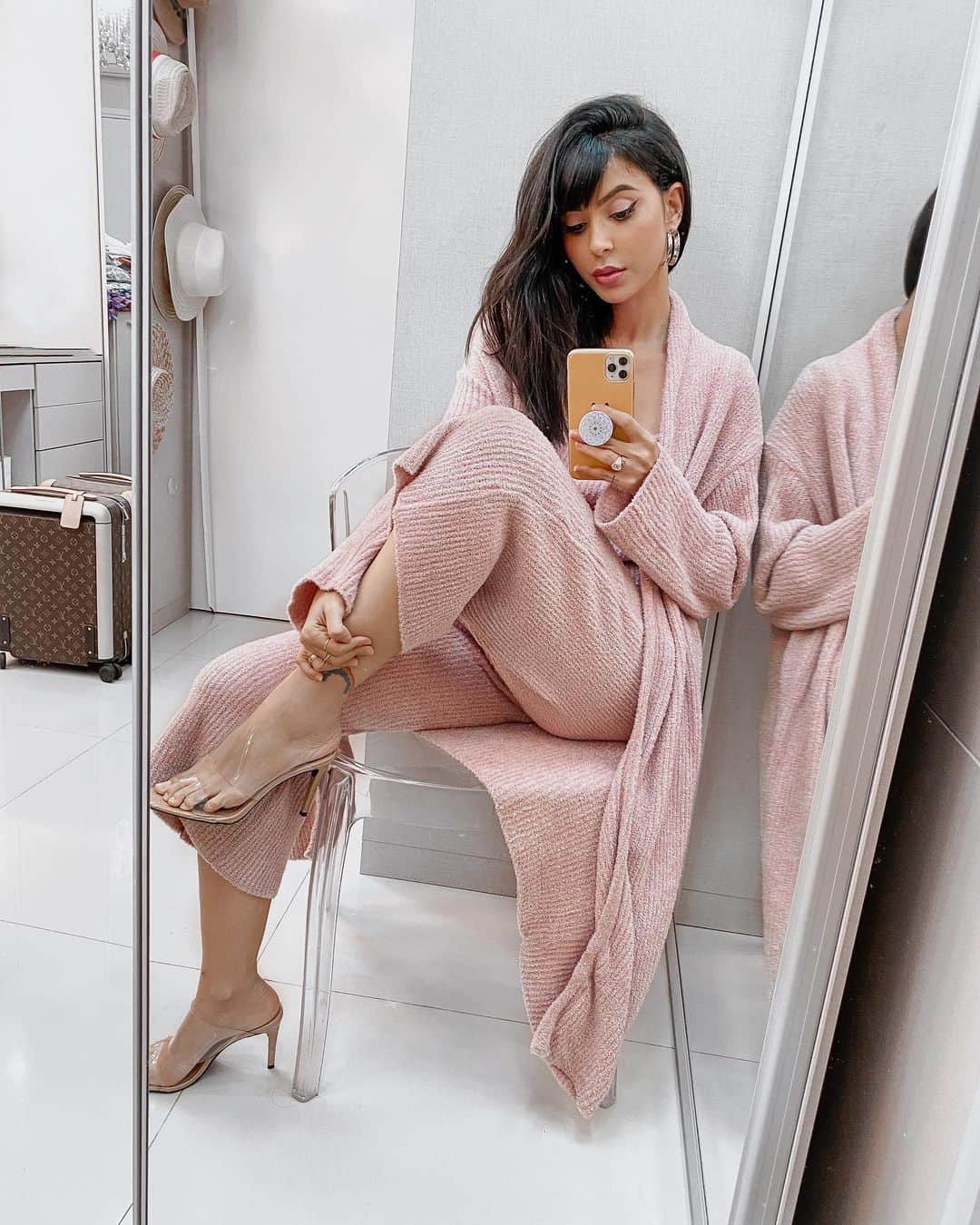 Gabriela Salesのインスタグラム：「Vocês querem piscininhas de looks com até 70% lacrinhasss?  O site da @amaro só tem looks estilosos, atuais e de uma qualidade incrível! Meu cupom RICADEMARRE dá mais 10% off em cima dos 60% de desconto durante a BLACK FRIDAY SENSATA DA AMARO! Já sou cliente há anosss e amo tudo de lá 😍. Eles têm desde looks casuais ou desta a lingiries, bolsas, acessórios, sapatos e uma super alfaiataria! Dá pra garantir aquele blazer bapho no precinho 👌🏼! Deixei o link nos stories e mostrei mais por lá! ❤️ *publi」