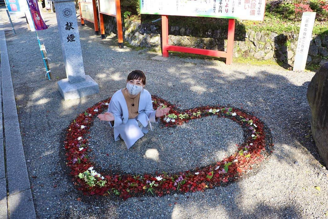 松山メアリさんのインスタグラム写真 - (松山メアリInstagram)「今日18：30〜テレビ大阪「おとな旅あるき旅」京都•亀岡をぶらりしてきました〜ぜひ見てくださいね🍁  @tvo.otonatabi   #おとな旅あるき旅  #京都#亀岡  #出雲大神宮 さんの紅葉が本当に綺麗で、落ち葉アートがめちゃくちゃ可愛かったです❤︎」11月28日 8時10分 - marymatsuyama_official