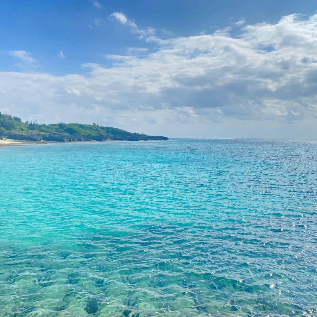 Hiroe Hiranoさんのインスタグラム写真 - (Hiroe HiranoInstagram)「離島へ🌞 お天気に恵まれ、海三昧。 ウミガメと一緒に泳げました❤️🐢  バンを借りてビーチからビーチへ。 ウェットスーツとフィンを積んで✨ 海水、砂まみれで車に乗って😂笑 誰もいないビーチを選び🏖 ペットボトルで即席シャワー🚿なワイルドツアー😂 楽しすぎる💓  肌は #セラプル でキープして、モチモチ❤️ 海に優しいALL GOODの日焼け止めも✌️  ウミガメがいるといわれる海を泳ぎ美しい海に 魅了されあっという間に3時間。 諦めようかと思ったその時に、、❣️ かなり近く目の前に現れてくれました❤️  テンションあがり動画のように わたし、ずっと追いかけてました☺️  昨日は船に乗って、あのスポットに💎 あんなに美しい場所が日本にあったなんて。 またシェアします💓  #japan #日本　#離島　#trip #ウミガメ #turtle #宮古島」11月28日 8時16分 - hiroe_hirano