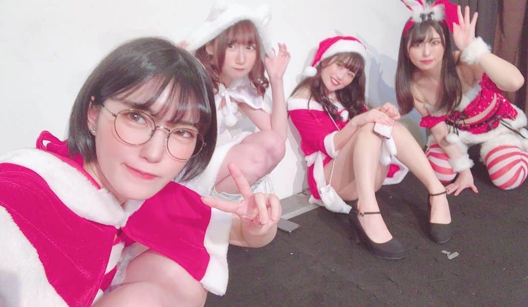 東条蒼のインスタグラム：「＊ ・ ・ ・ 先日はメレンゲクリスマスパーティー お疲れ様でしたー🎅🎄 ・ ・ かなり早いクリスマスでしたが楽しんでいただけたでしょうか？？笑 ・ もちろん、わたしは楽しかったです💫 ・ ・ 今年のサンタコスは、去年ちはるんが着ていたもののおさがりです🤍気づいた？ 今年もサンタが着れてアイドルができて、うれしいです！ ・ ・ ライブではたくさん笑って泣きました。 ・ ・ 数時間でいろんな感情になるなんて情緒不安定なんじゃないかと思うけど、 全部本気でやってるから、 マシュマロ全部食べれなくて悔しくなるし、ケーキ食べてる時は嬉しいし、、、！！ ・ ・ そんな、わたしたちの本気が皆さんに画面越しでも伝わってるはず！！ ・ ・ 今年最後のメレンゲライブになりましたが、全力で楽しめました🔥 ・ これからも、毎回本気でやらせていただきます！応援よろしくお願いします🥺 ・ ・ ・ ・ #撮影会#東条蒼 #クルーズグループ #セクシー女優 #av女優 #メガネ女子 #黒髪 #ショートヘア #あおたん　#teamメレンゲ #followｍe #following #japan #girl #photooftheday #tagsforlikes #instalike  #台湾 #香港 #粉我 #拍照 #照片 #人像攝影」