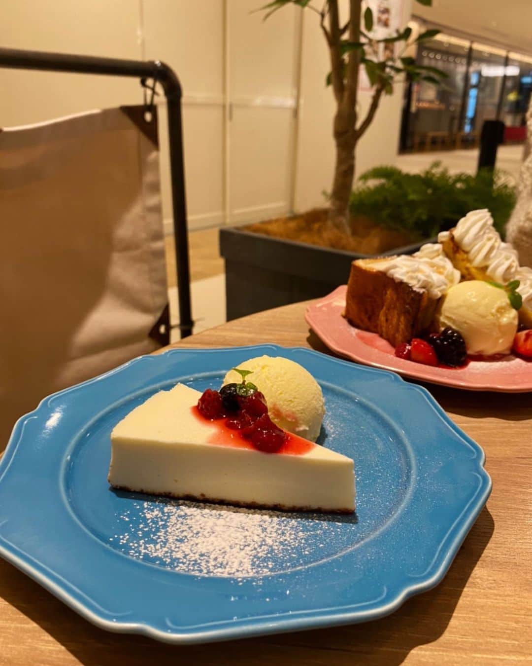 のインスタグラム：「. . 📍 WIRED CAFE  . . 休みの日は1回でも外に出るんだったらカフェに寄ってしまう🤦🏻‍♀️💓💓 . . . そんなにお腹空いてなかったからこの日は断念したけどワッフルの上にチキン乗ってるのを前食べて美味しかったお店🤤✌🏻✌🏻 . . . . #ケーキの横にアイスあるの好き😌 . . . #時差投稿　#wiredcafe #ゲートタワー　#名古屋カフェ　#名古屋グルメ #名古屋　#nagoya #nagoyacafe #名駅カフェ #名駅ランチ #名駅グルメ #カフェ巡り」