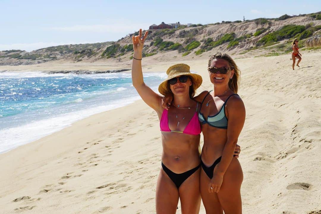 ジェイミー・アンダーソンのインスタグラム：「This is one of my good friends @karissajones_  she really loves to have fun and send it! Between Dirt biking, surfing, hitting rope swings, camping, traveling, making triple shot margaritas, she’s always down for a fun adventure! Thankful to surround myself with likeminded people... I’ve connected with so many awesome ladies in my home town the last year, feeling really thankful for you all. Don’t forget we are who we surround ourselves with! Stay inspired! #jafreespirit #jalivingthedream 💙💙💙」