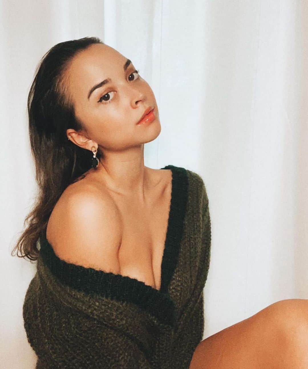 ダニジョーのインスタグラム：「DANNIJO girl @powi295 looking effortless in the Forrest Cropped Sweater 🍂 #dannijogirls」