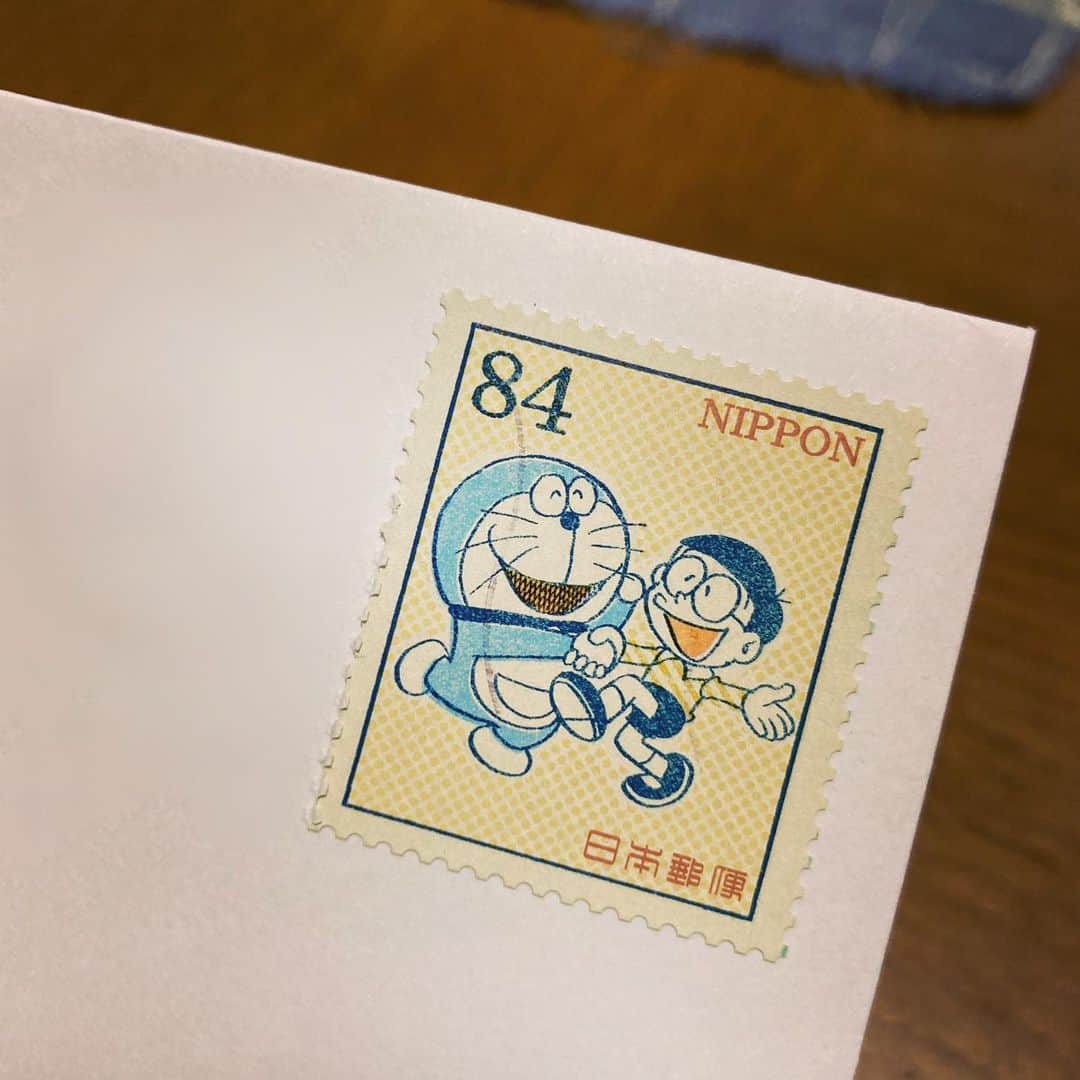 睦さんのインスタグラム写真 - (睦Instagram)「お仕事の郵便が届いて、 切手を見たら。  ドラえもーん😍  きっと、 私が喜ぶだろうなと 貼ってくれたような 気がしました。  しかも、 同じ切手シート。  プーさんの 年賀はがきを 買いに行った時に見つけて 一緒に買ったばかり。  送ってくれた方に お礼メール。  好きかと思って〜と 嬉しいお返事。  人に会えない、 あまり出かけられない 今だから。  より、 有り難く嬉しく 感じとれます。  Kさん、いつも ありがとう🥰  #imaginalyfriends  #イマジナリーフレンド  #ドラえもん  #ドラえもんグッズ  #郵便局  #doraemon  #藤子不二雄  #切手　 #stamp  #friends  #のび太　 #のび太くん  #野比のび太  #友達　 #仲良し  #初期ドラえもん  #アニメ  #漫画  #記念切手  #郵便  #郵便局  #日本郵便  #bestfriend  #ssw  #model  #artist  #lyricist  #モデル　 #井上睦都実 #睦」11月28日 8時34分 - mutsumi1220