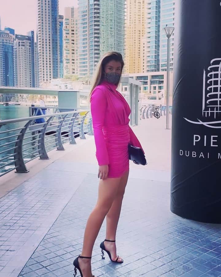 エイミー・ウィラートンのインスタグラム：「This incredible pink dress has been sat in my wardrobe staring at me for a while now wanting an outing .. today I had a very last minute opportunity for childcare and a #brunch. Well as you can see....I got my heels on faster than I can order a #deliveroo and had so much fun !!! Day brunch is so fab for us as it felt like a big night out but we got home in time for Demz bedtime ♥️It’s now 4am however and I’m waiting for my late night kebab & pizza 🍕why did I still wake up needing night out food ?! 😂」