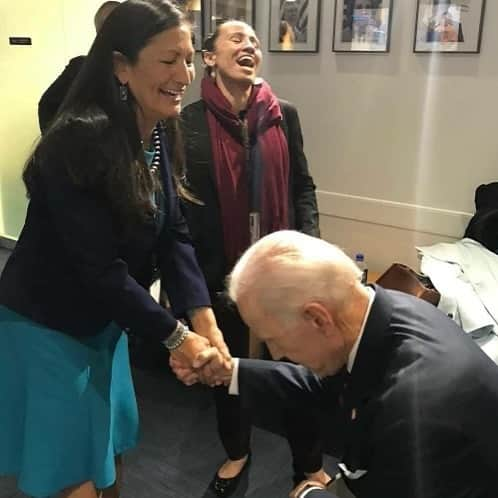 コンスタンス・マリーさんのインスタグラム写真 - (コンスタンス・マリーInstagram)「THIS is a leader who is so secure with himself to show how much we in America, owe to the indigenous people. It’s a start.. @repdebhaaland  #indigenous #indigenouspeoplesday @joebiden #Empathy」11月28日 8時44分 - goconstance