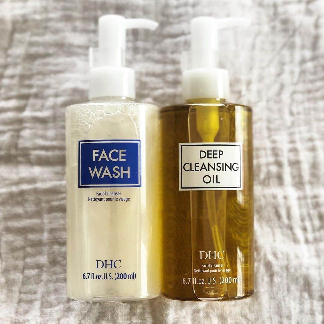 DHC Skincareさんのインスタグラム写真 - (DHC SkincareInstagram)「Our Purifying Double Cleanse will invigorate and deeply hydrate your dry and sensitive skin ✨  💙 Deep Cleansing Oil has a unique water-soluble formula that rinses away makeup, sweat, and sunscreen with zero oily residue. It’s silky feel and delicate, natural rosemary aroma make washing your face feel like a luxurious spa experience.  💙 Face Wash is enriched with organic olive oil and rosemary to remove impurities while maintaining the skin’s defenses against environmental pollution.   Save on one of our favorite duos and more during our 25% off Cyber Week Sale ☝️  📸: @noa_yehonatan」11月28日 8時48分 - dhcskincare