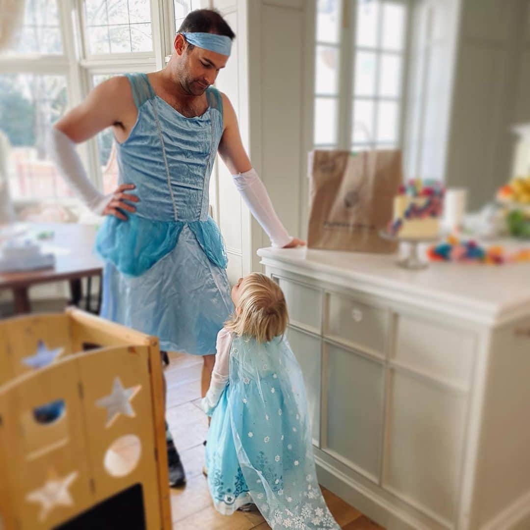ブルックリン・デッカーのインスタグラム：「She has these grown adults wrapped around her tiny little finger. This is 3 🎉」