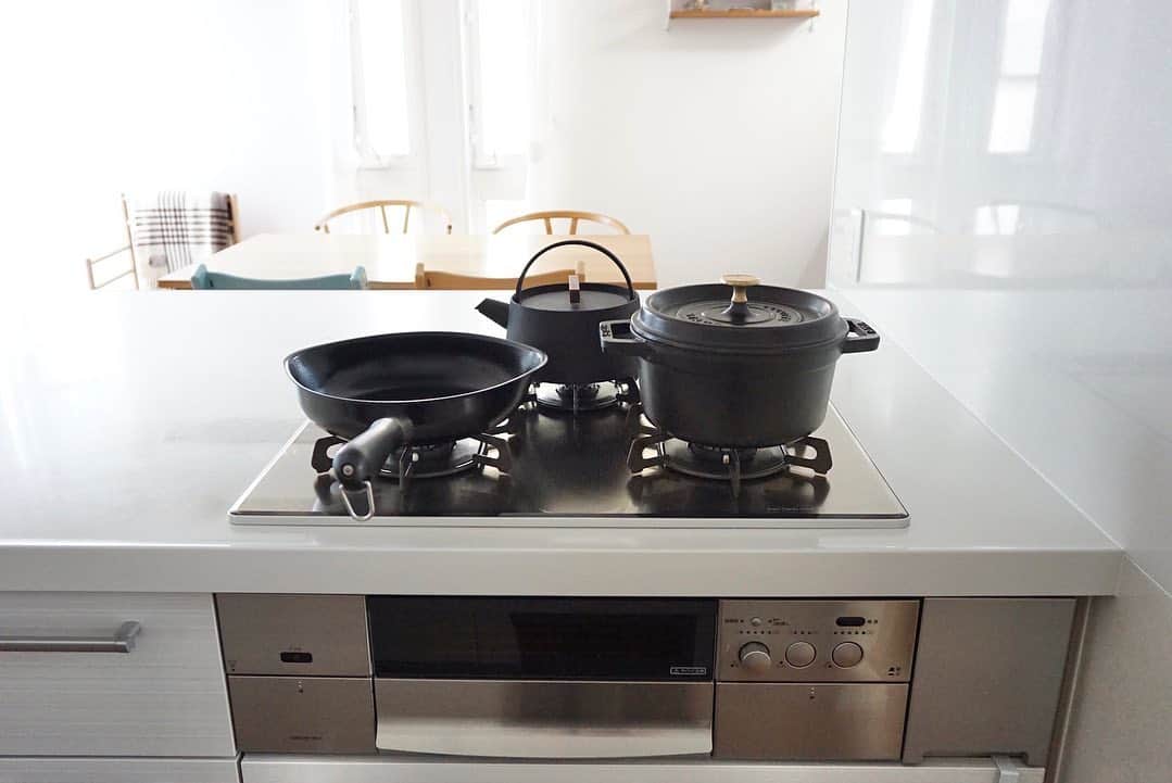 のインスタグラム：「11/28 お気に入りの道具と生きていく🥘🌿 　  キッチンの黒い子３兄弟。 長男のストウブ鍋は、今月で丸９年のお付き合い。  ステンレスの道具も好き。  ガスコンロは、 もうすぐ使い始めて６年。  五徳まわりも お鍋やフライパンも 中々取れない焦げ付きもあるけど、 （マイヤーのミルクパンも９年！）  それがまた 使い込んできた感というか 味わいが出てきて なんだかいい。 　 　 新品のピカピカ感も心踊りますが  使い込んだものの味わいもどちらもすきです☺️  　 　  今朝は溜め込んでいた 不燃ゴミをやっと出せました。  年内に出せてよかった！  来週は、古い物干し竿などの 粗大ゴミを出す申込みをしています。  お役目の終わったものは 感謝とともに手放して  より自分が好きなもの達と 一緒に日々を過ごそうと思えた朝でした。  こちらはとてもいい天気です🌞✨ 　  　 　 #台所道具 #好きなものに囲まれた暮らし」