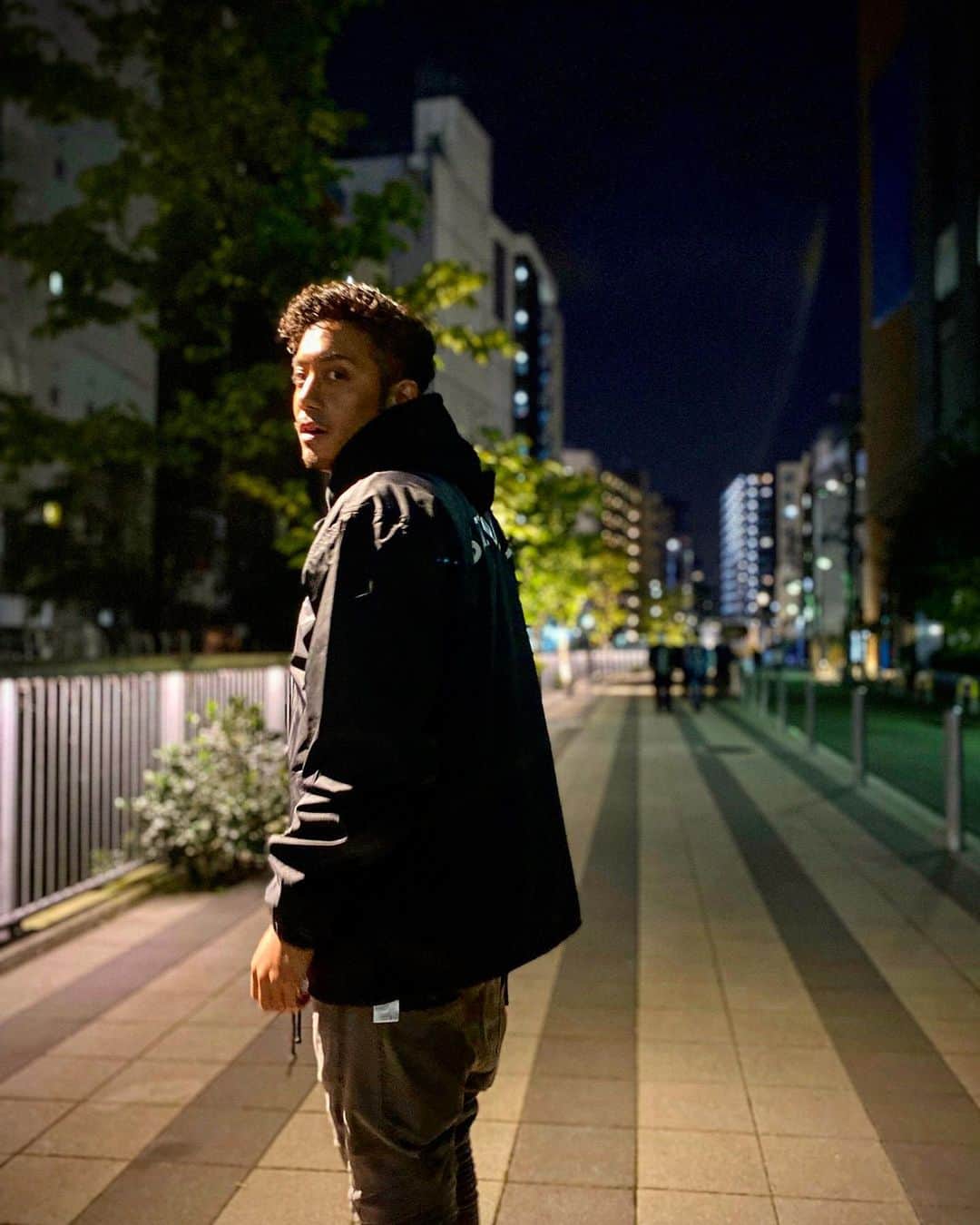 のインスタグラム：「ビラ配りのオネェさん、街行く人皆に渡そうとしてるのに、目はバッチリ合ったはずなのに、オレだけ普通にスルーされた。  まぁ、基本受け取るタイプでもないし別にいいんだけど、なんか変な感じすんなーって思ってたら英会話教室のチラシだった…。  おはよう、良い週末を！  #stuw #rookiezispunkd」
