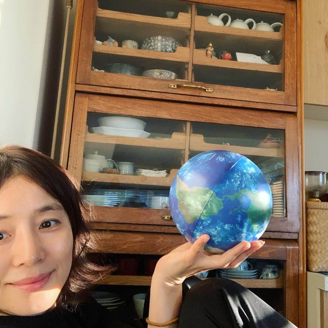 石田ゆり子さんのインスタグラム写真 - (石田ゆり子Instagram)「おはようございます。 お天気の良い東京の朝です。 ほぼ日のアースボールです。 新鮮な地球をひとつ まるごと贈ります、と書かれたカードが入って ほぼ日さんから届きました。 アプリをダウンロードして使います🌏 現在の雲の動き、地域の温度の変化、雨の様子などが眺められるそうです。 わたしは地球儀がとても好きです。どんなに遠くに居ても この地球の中にみんないるんですよね。 今日も笑顔で。 #ほぼ日のアースボール」11月28日 9時00分 - yuriyuri1003