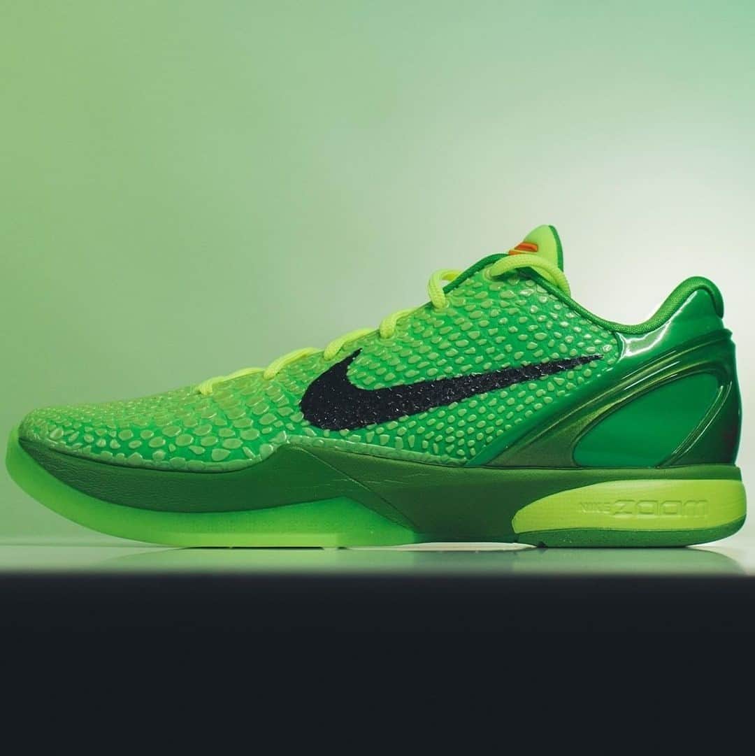 Sneaker Newsさんのインスタグラム写真 - (Sneaker NewsInstagram)「The Nike Kobe 6 Protro "Grinch" is confirmed to release on December 24th. Tag someone who should know that these are on your Christmas list! Link in bio for more details.」11月28日 9時01分 - sneakernews