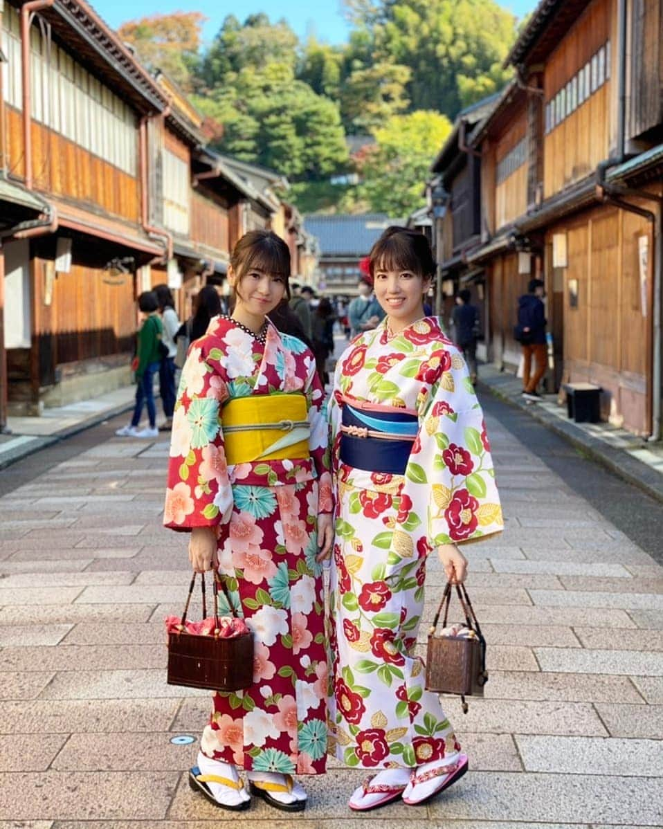 畠山優梨枝のインスタグラム：「金沢旅行編🦀 ひがし茶屋街へ行ってきました🌼お着物に着替えて街並みを楽しんできましたよ😍やはり気分があがりますね✨✨るんるんでした🎵 スイーツも食べましたよ🍎 素敵な街並みがとっても気に入ったし、まだまだ食べたいスイーツがたくさんなのでまた行きたいです💕  #金沢#金沢旅行#旅行#旅#金沢観光#ひがし茶屋街#着物#和服#ぶらり散歩#スイーツ#なちゅり#なちゅり旅#kanazawa#travel#japan#kimonostyle#kimono」