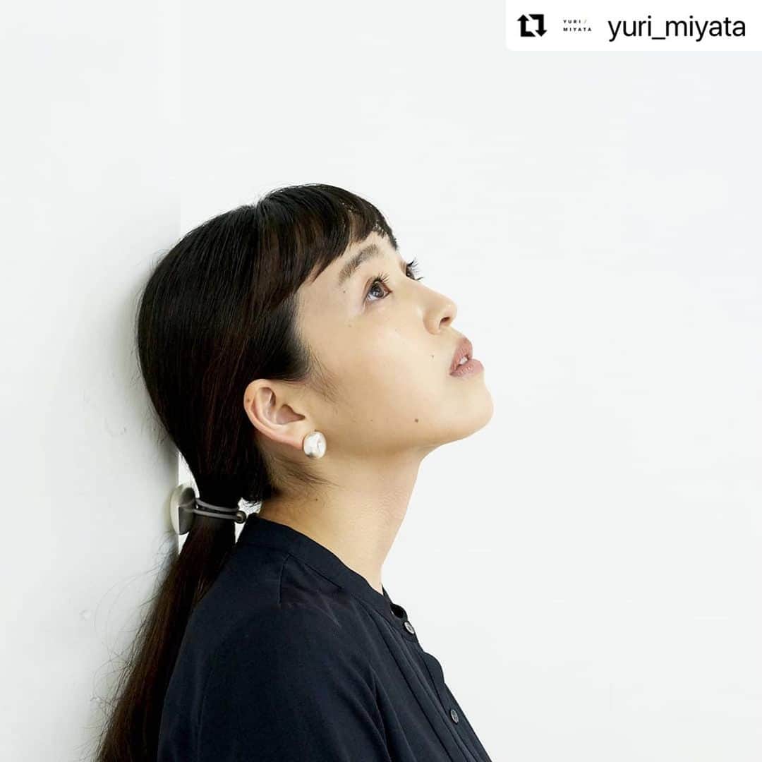 清水みさとさんのインスタグラム写真 - (清水みさとInstagram)「🌳🌳🌳✨ #Repost @yuri_miyata with @make_repost ・・・ .⠀⠀⠀⠀ From the Atmosphere⠀⠀⠀ pierce⠀⠀ ⠀⠀ ☁☁☁⠀⠀⠀ ⠀⠀⠀ YURI MIYATA EXHIBITION at Taito Designers Village⠀⠀⠀ ⠀⠀⠀ 2020.12月5日(土)〜13日(日)⠀⠀⠀ 平日/ 13 : 00 ～ 20 : 00（☆月・火・水のみ終日アポイントメント制です）⠀⠀⠀ 土日 / 12 : 00 ～18 : 00⠀⠀⠀⠀ ⠀⠀⠀ アクセス⠀⠀⠀ 台東デザイナーズビレッジ 1階⠀⠀⠀ 〒111-0056台東区小島2丁目9-10⠀⠀⠀ ※都営大江戸線「新御徒町」徒歩1分⠀ ⠀ ⠀ ☆７月・８火・９水ご来場予定の皆さまへ⠀⠀⠀ 3日間だけ終日アポイントオンリーでのご案内になります。いずれかの日程でご来場希望の方は、大変お手数ですがトップページのリンクよりアポイントのご連絡をお願いいたします。⠀⠀⠀⠀ ⠀⠀⠀ ☁☁☁⠀⠀⠀ ⠀⠀⠀ model 清水みさと @misatoshimizu35⠀ photo 工藤あずさ @kudoazu ⠀⠀ hair&make 南條由里子 @yurico710 ⠀⠀ ⠀⠀⠀ ⠀⠀ ⠀⠀⠀ #YURIMIYATA #FromtheAtmosphere⠀⠀⠀ #atmosphere #mountain #trekking #air #silver #fog #jewelry #design #craft #newjewelry #jewelryweek  #tokyo #earrings #hairjewelry  #fashion #霧 #空気 #山 #登山」11月28日 9時16分 - misatoshimizu35