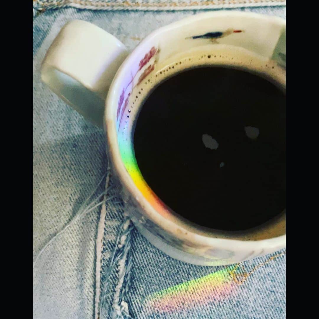 のインスタグラム：「虹入りコーヒーいかがですか？#晴れ☀️」