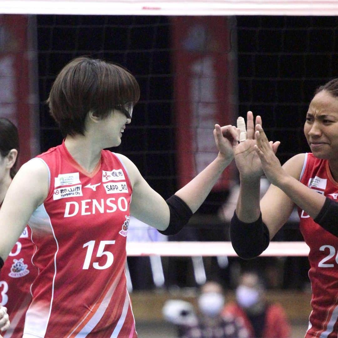 大宮里美のインスタグラム：「Go DENSO!!!!!!!!!!!!  #鍋谷友理枝 選手 #東谷玲衣奈 選手 #DENSOAIRYBEES🐝 #Vリーグはバレーだよ #宝来屋郡山総合体育館」