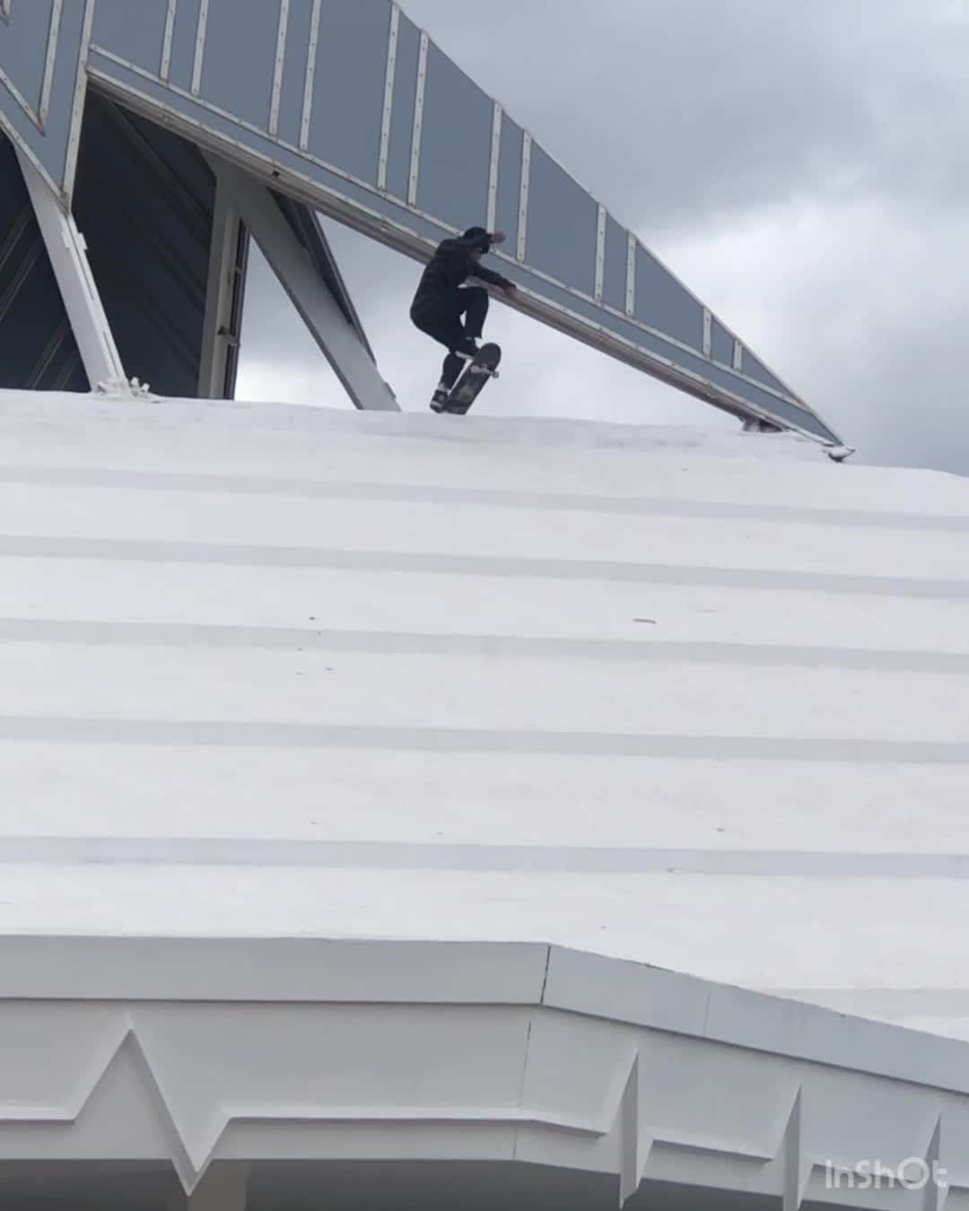 ボルコムのインスタグラム：「@miltonmartinez 😱  from the top! 📹  @shredcorn」