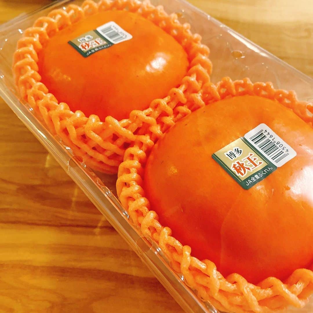 川田裕美さんのインスタグラム写真 - (川田裕美Instagram)「高かった！けど、めっっちゃくちゃ甘かった！💛 柿いいですね〜 渋めも好きだから、次は何を買おうかな😋✨ #柿#秋王」11月28日 9時11分 - hiromikawata163