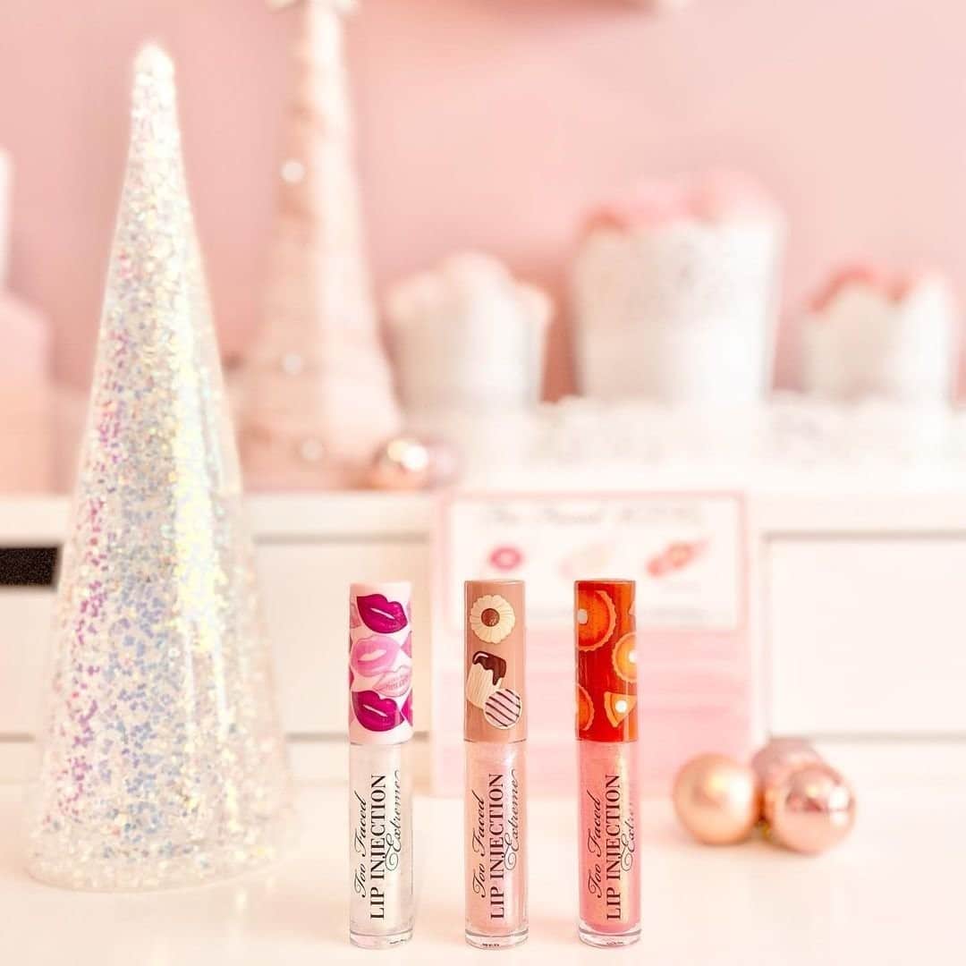 Too Facedのインスタグラム：「The perfect gift for all of our lippie lovers! 💋 This set includes a travel-size trio of Lip Injection Extreme Lip Plumpers in Original, Pumpkin Spice, and Christmas Cookie. Available @Sephora! #regram @hayleylouise.xo #toofaced」