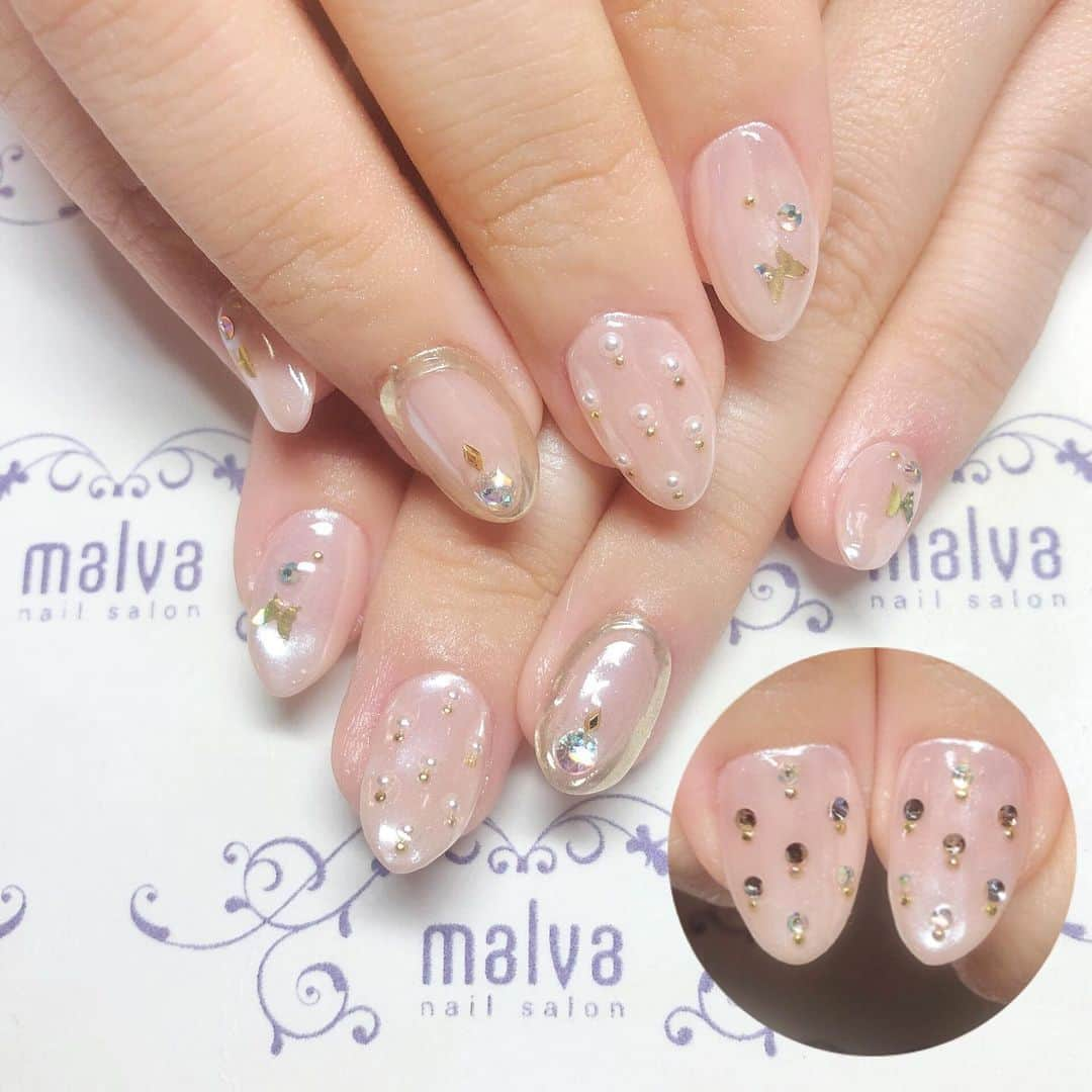 nailsalon malva（ネイルサロンマルヴァ）さんのインスタグラム写真 - (nailsalon malva（ネイルサロンマルヴァ）Instagram)「《ベージュ×パール×キラキラ✨》﻿ ﻿ ベージュのオーロラヴェールにパールやブリオンスタッズ、キラキラストーンを🥺﻿ ﻿ 華やかな冬ネイル♡﻿ ﻿ 人差し指と小指にはさりげなく蝶が🦋﻿ ﻿ 顧客の方のお任せコース💓﻿ ﻿ ありがとうございます✨﻿ ﻿ 可愛いです💕﻿ ﻿ ﻿ ﻿ ☆malvaの感染症対策について☆﻿ 自分自身も大切な人も守りたい…﻿ 周りに迷惑をかけたくない…﻿ 思いやりの気持ち。﻿ malvaはそんな方たちの為の﻿ サロンでありたいです😌﻿ ﻿ 新型コロナ接触確認アプリ《cocoa》が2000万ダウンロード突破したそうです（11/17厚労省発表）個人情報の安全性と電池の減りもBluetoothなので問題ないと情報もあります﻿ malvaでは事前DLし、10日以上稼働していただいてからご予約をお取り頂いてます💡﻿ 日頃より皆様のご協力感謝いたします🙇‍♀️﻿ ﻿ ﻿ ﻿ ﻿ ♥ ♥ ♥ ♥ ♥ ♥ ♥ ♥ ♥ ♥ ♥ ♥ ♥⠀﻿ ﻿ 𝐧𝐚𝐢𝐥𝐬𝐚𝐥𝐨𝐧 𝐦𝐚𝐥𝐯𝐚⠀﻿ 明治神宮前駅/原宿駅　徒歩3分﻿ ⠀﻿ ⠀﻿ ご予約・お問い合わせ⠀﻿ LINEからお願いします⠀﻿ LINE ID→《@malvaで検索🔍》⠀﻿ ﻿  #malva#nailsalonmalva#ネイル#nail#ベージュ#naildesign#nailstagram#beautysalonmalva#gel#ジェルネイル#オーロラヴェール #原宿ネイル#ネイルサロン#ネイルチップ#森絵里香#malvaネイル#ベージュネイル #華奢アート #美甲#nails#蝶々ネイル #네일#젤네일#甲油#指甲#幻想的 #エニシーグローパック正規取扱店#エニシーグローパック#リアムール正規取扱店#エキスパートローション﻿」11月28日 9時12分 - malva_nail