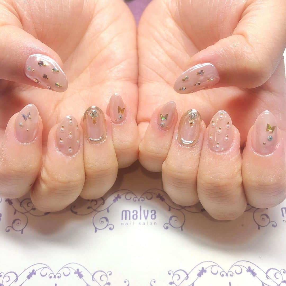 nailsalon malva（ネイルサロンマルヴァ）さんのインスタグラム写真 - (nailsalon malva（ネイルサロンマルヴァ）Instagram)「《ベージュ×パール×キラキラ✨》﻿ ﻿ ベージュのオーロラヴェールにパールやブリオンスタッズ、キラキラストーンを🥺﻿ ﻿ 華やかな冬ネイル♡﻿ ﻿ 人差し指と小指にはさりげなく蝶が🦋﻿ ﻿ 顧客の方のお任せコース💓﻿ ﻿ ありがとうございます✨﻿ ﻿ 可愛いです💕﻿ ﻿ ﻿ ﻿ ☆malvaの感染症対策について☆﻿ 自分自身も大切な人も守りたい…﻿ 周りに迷惑をかけたくない…﻿ 思いやりの気持ち。﻿ malvaはそんな方たちの為の﻿ サロンでありたいです😌﻿ ﻿ 新型コロナ接触確認アプリ《cocoa》が2000万ダウンロード突破したそうです（11/17厚労省発表）個人情報の安全性と電池の減りもBluetoothなので問題ないと情報もあります﻿ malvaでは事前DLし、10日以上稼働していただいてからご予約をお取り頂いてます💡﻿ 日頃より皆様のご協力感謝いたします🙇‍♀️﻿ ﻿ ﻿ ﻿ ﻿ ♥ ♥ ♥ ♥ ♥ ♥ ♥ ♥ ♥ ♥ ♥ ♥ ♥⠀﻿ ﻿ 𝐧𝐚𝐢𝐥𝐬𝐚𝐥𝐨𝐧 𝐦𝐚𝐥𝐯𝐚⠀﻿ 明治神宮前駅/原宿駅　徒歩3分﻿ ⠀﻿ ⠀﻿ ご予約・お問い合わせ⠀﻿ LINEからお願いします⠀﻿ LINE ID→《@malvaで検索🔍》⠀﻿ ﻿  #malva#nailsalonmalva#ネイル#nail#ベージュ#naildesign#nailstagram#beautysalonmalva#gel#ジェルネイル#オーロラヴェール #原宿ネイル#ネイルサロン#ネイルチップ#森絵里香#malvaネイル#ベージュネイル #華奢アート #美甲#nails#蝶々ネイル #네일#젤네일#甲油#指甲#幻想的 #エニシーグローパック正規取扱店#エニシーグローパック#リアムール正規取扱店#エキスパートローション﻿」11月28日 9時12分 - malva_nail