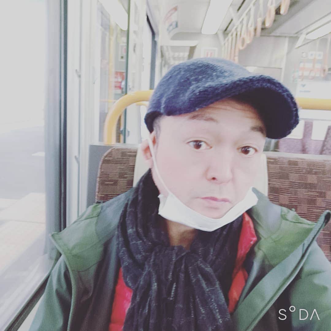 松本隆博のインスタグラム：「。 飲んで騒いでめちゃくちゃ 楽しい夜でした(˙◁˙)(^○^) ギャラリーカフェ 道の途中、と、気の合うかまいたち。 …園部駅のエレベーターは、 日焼けカプセルの様でした(˙◁˙) さ、いざ！ 松山へ🎼.•*¨*•.•*¨*•.¸¸🎶」