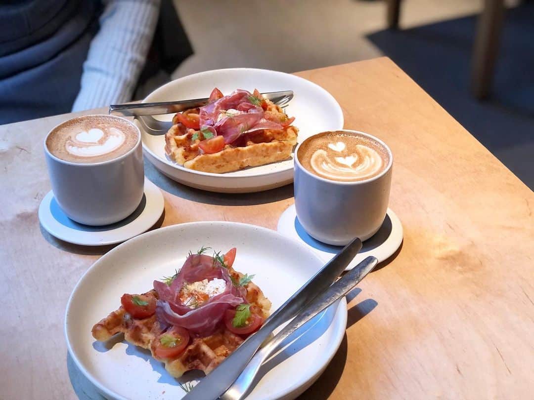 小泉里奈のインスタグラム：「𝑏𝑟𝑒𝑎𝑘𝑓𝑎𝑠𝑡 🍳. 𝑏𝑙𝑢𝑒 𝑏𝑜𝑡𝑡𝑙𝑒 𝑐𝑜𝑓𝑓𝑒𝑒 𝐾𝑦𝑜𝑡𝑜 𝐿𝑖𝑚𝑖𝑡𝑒𝑑.  #京都カフェ #蹴上カフェ #南禅寺カフェ #京都カフェ巡り #朝活 #ワッフル #ラテアート #olの休日 #bluebottlecoffee #breakfast #goodmorning #cafelatte #kyotocafe」