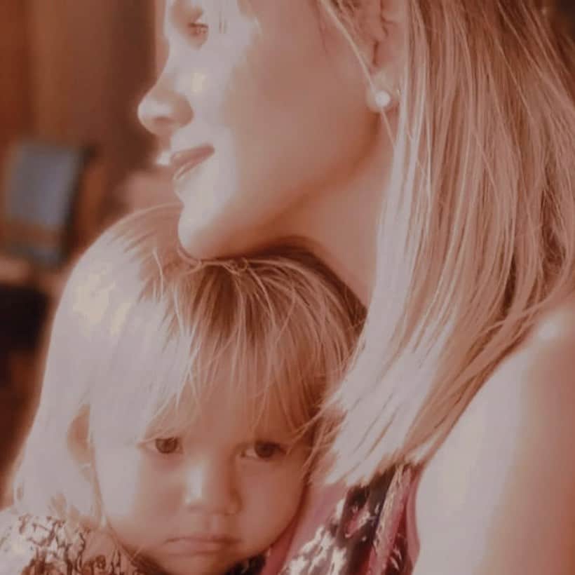 Eliana Michaelichin Bezerraのインスタグラム：「Na hora de colocar pra dormir a carinha fica assim quase sempre (rs). Num guentooooo🥰🥰🥰. Na medida do possível, mantemos uma rotina de horários. É bom para os pequenos e sobra um tempinho pro casal. Neste exato momento quem está colocando a Manu pra dormir é o pai. Ahhh, divisão de tarefas temos tbm❤️#horadedormir #rotinasaudavel #fofura  #mariapassanafrente #manuelamrseminstagram #thankgod」