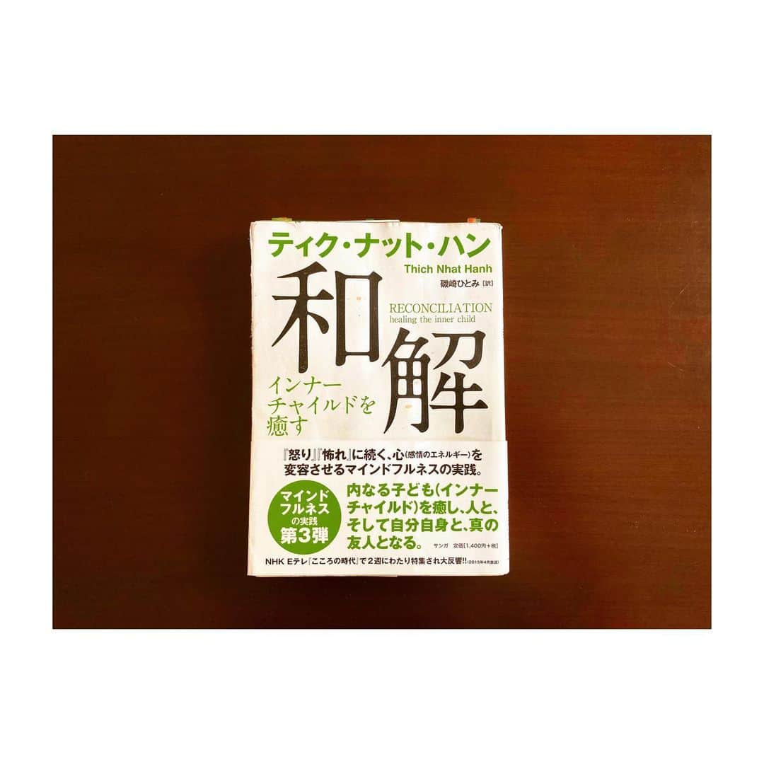 千葉アリサのインスタグラム：「『和解』  5年くらい前だったか「心と向き合おう。その必要性がある」といよいよ本気を出して勉強すると決心してから。  心の仕組みを知って　過去の痛みの根源を探るべく グリーフワーク（幼い頃の抑圧した感情をくぐり抜ける…味わい直す）をアダルトチルドレン関係の本に 誘導されながら行っていたんやけど、  はじめは　まぁ感情の嵐だし、呑まれまくりだし🌊 今までのコントロールシステムの破綻まで掘っていくのは　なんとも心細さが伴う作業だった。  （...感情の爆発を彼にぶつけちゃったりしながらw 甘えたい相手である恋人（もしくは家族）に　無意識にやっちゃってきたこと。しかも相手が変わっても繰り返していた　パートナーシップこじらせガールだった🙈 向き合って初めて自覚できていったこと。時には不安定な感情を心友に聞いてもらったり、たくさん支えてもらってきたなぁと　感謝しています。忘れへんで🙏）  それはそうだ。自分を縛る考え方だったとしても、それが正しいことだと　そう信じて　頑張って生きてきた のだから。自分を守ってきたものでもあるそれを手放すとなると　心許なく　怖ろしくもなるだろう。  心閉ざして深いところにおいやったパンドラの箱の蓋を開けて　幼き日の痛みの感情を解放するのはいいが、 どう扱えばいいのか🤔  あっぷあっぷ　辛くなっているときに 「和解」という本に出会った。  インナーチャイルドに関する本を探していてヒット。  本気で向き合おうと心を決めて　何かに取り組む時、 必ずこうやって必要な情報を得られるもので。  それは　本や、近しい人の言葉の中や、人との出会いの中に　見つけられるのだと思う。師となりうるものや、これだ！ってわかる閃き、直感みたいな　キラリ。  ちゃんと必要な体験もして学べるように、  （まず知ることが大事。でも知識はあくまで知識やから、咀嚼して　体感伴って　自分のものにすることが重要だと感じてます。特に　心のことは　飛び越すことはできず、ひーとつひとつ　だから。）  計らわれているから　宇宙は愛だなと 感じたし、もっと自分の魂を信じてあげていいんだと 思うようになりました。  それこそ　人生の醍醐味ですやんか、ねぇ❣️  「和解」の著者で、私の心の師 禅僧　ティック・ナット・ハン師の言葉は  禅の哲学が　深く染み入るように　理解しやすく、慈愛に満ちていて　読みすすめながら　癒しが起こります。  何回読んでるか。もはや付箋しかないw 目から鱗で　心に刻んだ名言は　  「愛のもう一つの名前は理解」です。  まずは自分自身の理解者になる。  生きてきた道のりも誰よりも知っているのは自分やもん 。まずは置いてきぼりになっていた自分と和解するの。  そしたら人を理解しようと思えるようにもなる。 心の痛みに対しても。  感情という　難儀していたものの 捉え方　扱い方を学び日々の実践に落とし込める 心と体と魂を繋げる　マインドフルネス。  ブッダの唱えた　苦しみを楽に変容させる、 痛みを愛に変容させる　その術。  誰もが自ら癒しを起こせるように。  そう、癒しは自分でしか起こせない。やるのは自分。 でも、そのときに人にどれだけ支えられて生きているかに気づくものなんだと思ったよ。  だから、心のセルフケアが大切やねん。  コロナ渦と共に　変容の時代、風の時代、今を生きるのに　お勧めしたい本です。  #和解　#インナーチャイルド　#マインドフルネス #心のセルフケア　#ココロをひもとく話」