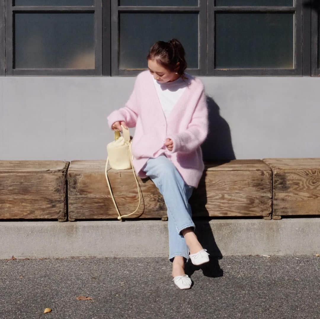 Keikooooooのインスタグラム：「ぴんくコーデの日💗 ピンクって永遠に好きだわ🥺💗 mohair （モヘアーンな）knit cardigan♡ 可愛すぎる😩💕 .  cardigan @blanc_official.jp #blanc_official  denim @stunninglure #stunninglure  shoes @zara #zara bag @ayako_bag #ayakobag」