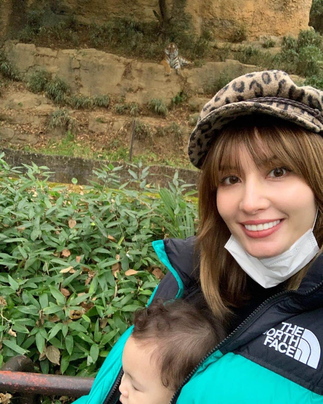 高松チェルシーリナのインスタグラム：「. 初の多摩動物公園！！🐘🦧🦓🐆🐇❤️✨✨ . うちの娘は犬とか猫を見るとめちゃくちゃ嬉しそうに笑って追いかけ回すのでw 動物が好きなのかな？と思って、連れていってあげたかったの🥰❤️ . めっちゃ広くて、珍しい動物もたくさんいてとても楽しかったです！！ ただ！！ 坂がすっごく多いから、ベビーカーで園内を回るのはなかなか過酷です。笑笑 シャトルバスをうまく使えばよかったなぁ🥺🥺 いい運動にはなったけどね🤣✨✨ . ※1枚目の写真の奥に小さくトラ🐅が写っています . 自然もたくさんで癒された🥰🍃🌲🌿 .  #多摩動物公園#動物園#東京#生後8ヶ月#女の子ベビー#女の子ママ#赤ちゃんのいる生活」