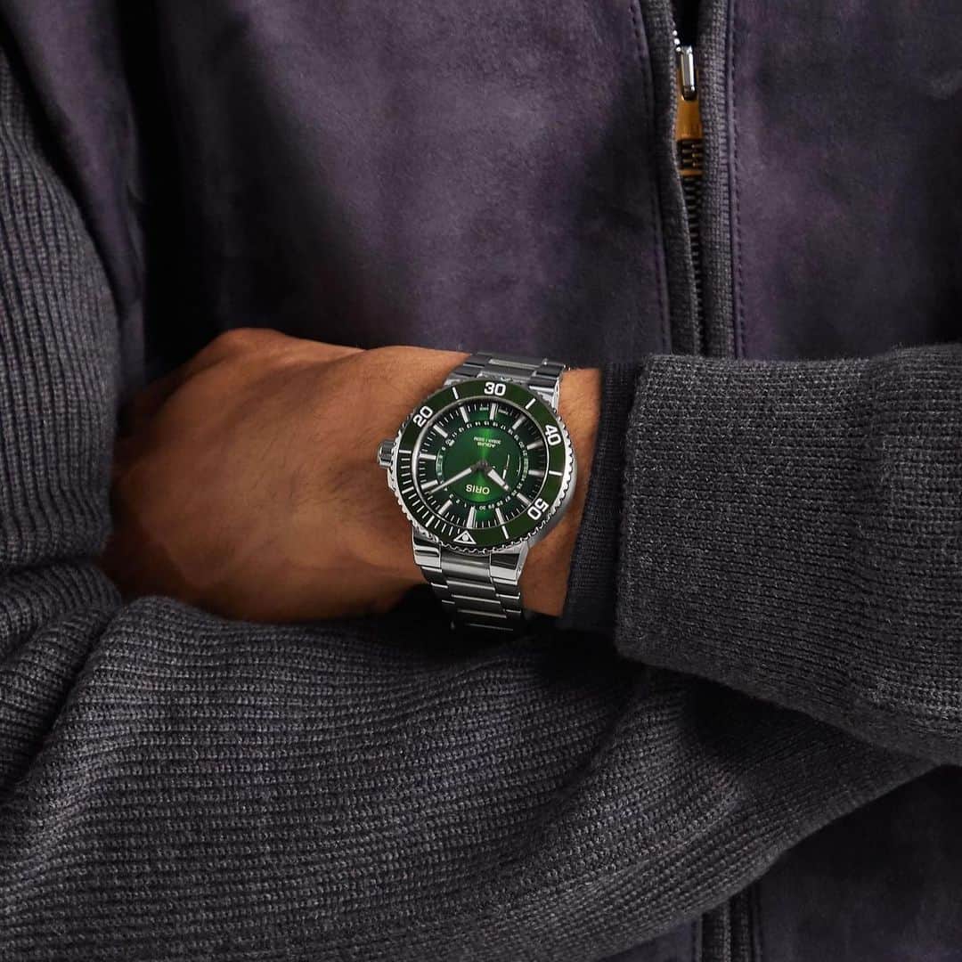 のインスタグラム：「With such a popular no-nonsense dive watch to its name in the form of the Aquis, it’s no surprise @Oris has been taking an interest in the future of our oceans and waterways for some years now. Previous limited editions have seen the brand partner with conservation initiatives from the Great Barrier Reef to Lake Baikal; now, it is the turn of South Korea’s mighty Hangang river. Working with Seoul’s Korean Foundation for Environmental Movements, proceeds from the sale of the green-dialled 43.5mm stainless steel diver will go towards cleaning up the river, which is a water source for more than 12 million people. Other notable features of the watch include a ceramic bezel, an unusual – and unobtrusive – radial date indicator, and a caseback engraving depicting a stylised map of the river. Click the link in our bio to shop this watch. #MRPORTERwatches」