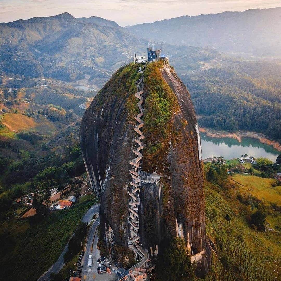 Padgramさんのインスタグラム写真 - (PadgramInstagram)「Have you ever visited Colombia? . credit: @jguzmannn  . #pgdaily #pgstar #pgcounty #colombia🇨🇴 #planetgo #planet #planetearth #amazing #awesome #nature  #rocks」11月28日 10時06分 - planet.go