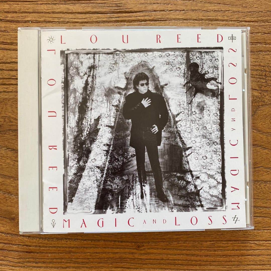 山田稔明さんのインスタグラム写真 - (山田稔明Instagram)「ルー・リード1992年のアルバム、「手品と喪失」昨日急にこれが聴きたくなったんだけど偶然にもブラックフライデーでアナログリイシューされてた。超かっこいい。 #朝一番に聴くレコード」11月28日 10時17分 - toshiakiyamada